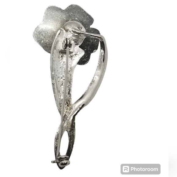 VINTAGE SILVERPLATED & WHITE PETAL FLOWER WITH FAUX PEARL PIN - Picture 3 of 3